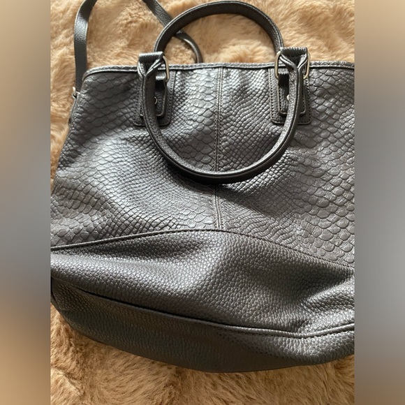 Jewell Thirty One Gray Snake
Embossed Purse WI
Removable Shoulder Strap - Picture 3 of 7